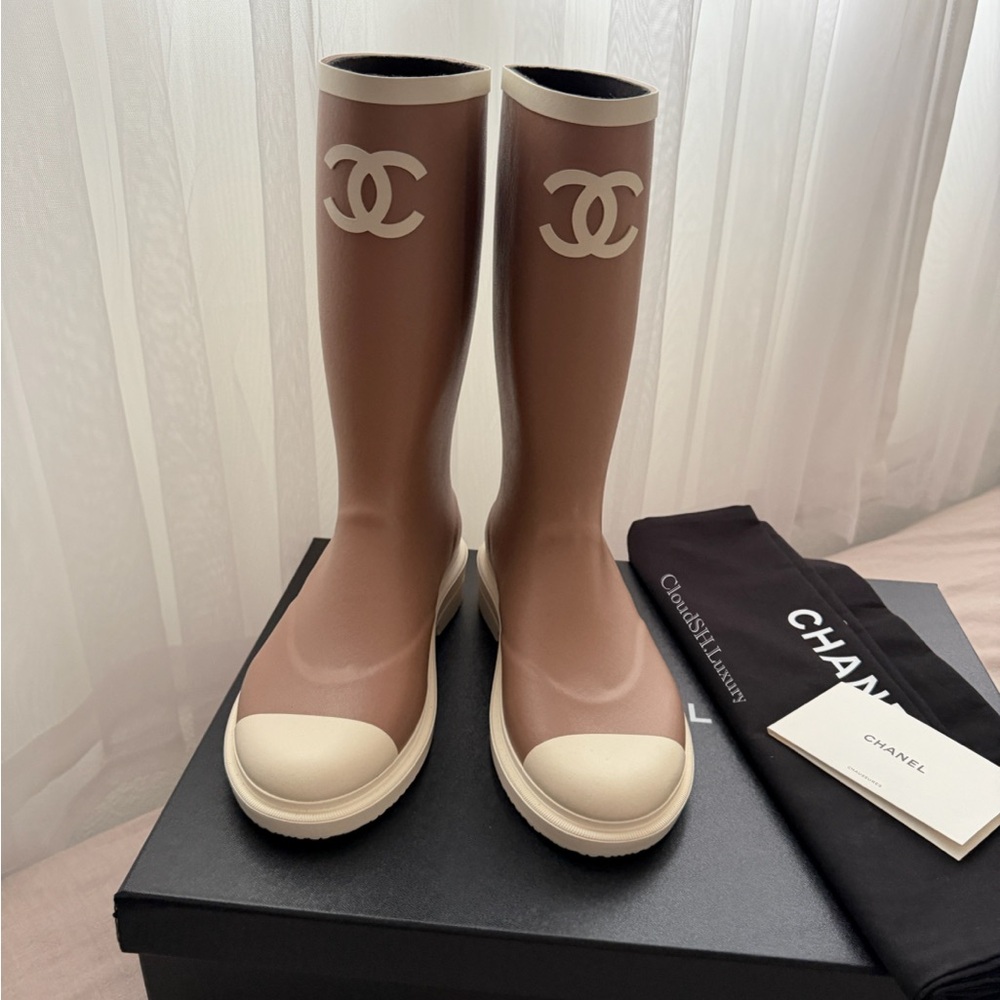 Auth BNIB Chanel Classic CC Logo Beige White Rain Boots - Size 38